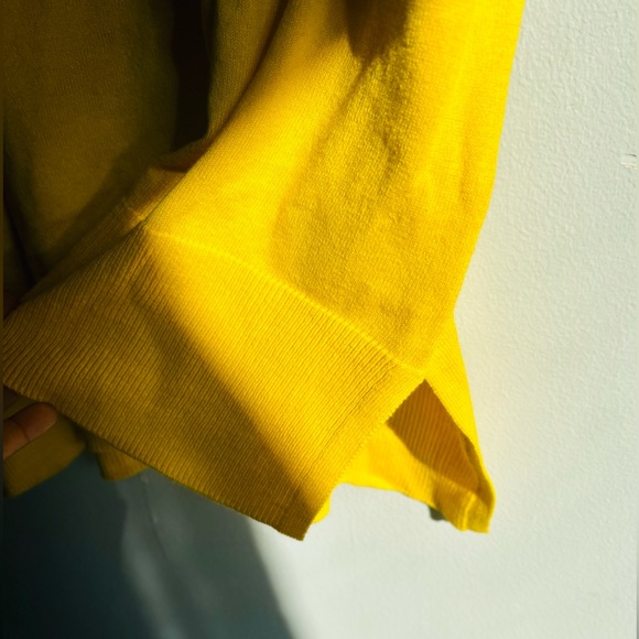 NWT. GAP Sweater in a soft wool blend. Uneven, a bit longer in the back. Size L - Picture 3 of 4